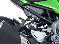 KIT STAFFA SUPPORTO SCARICO + PIASTRA FORI PEDANE POST. R&G KAWASAKI Z 900 2017-2025