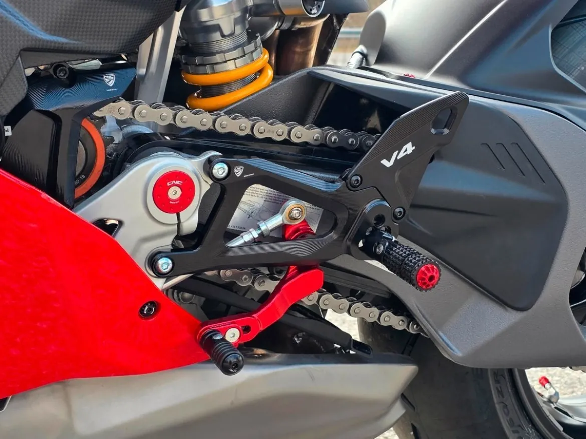 PEDANE REGOLABILI CNC RACING DUCATI PANIGALE V4 / S 2025