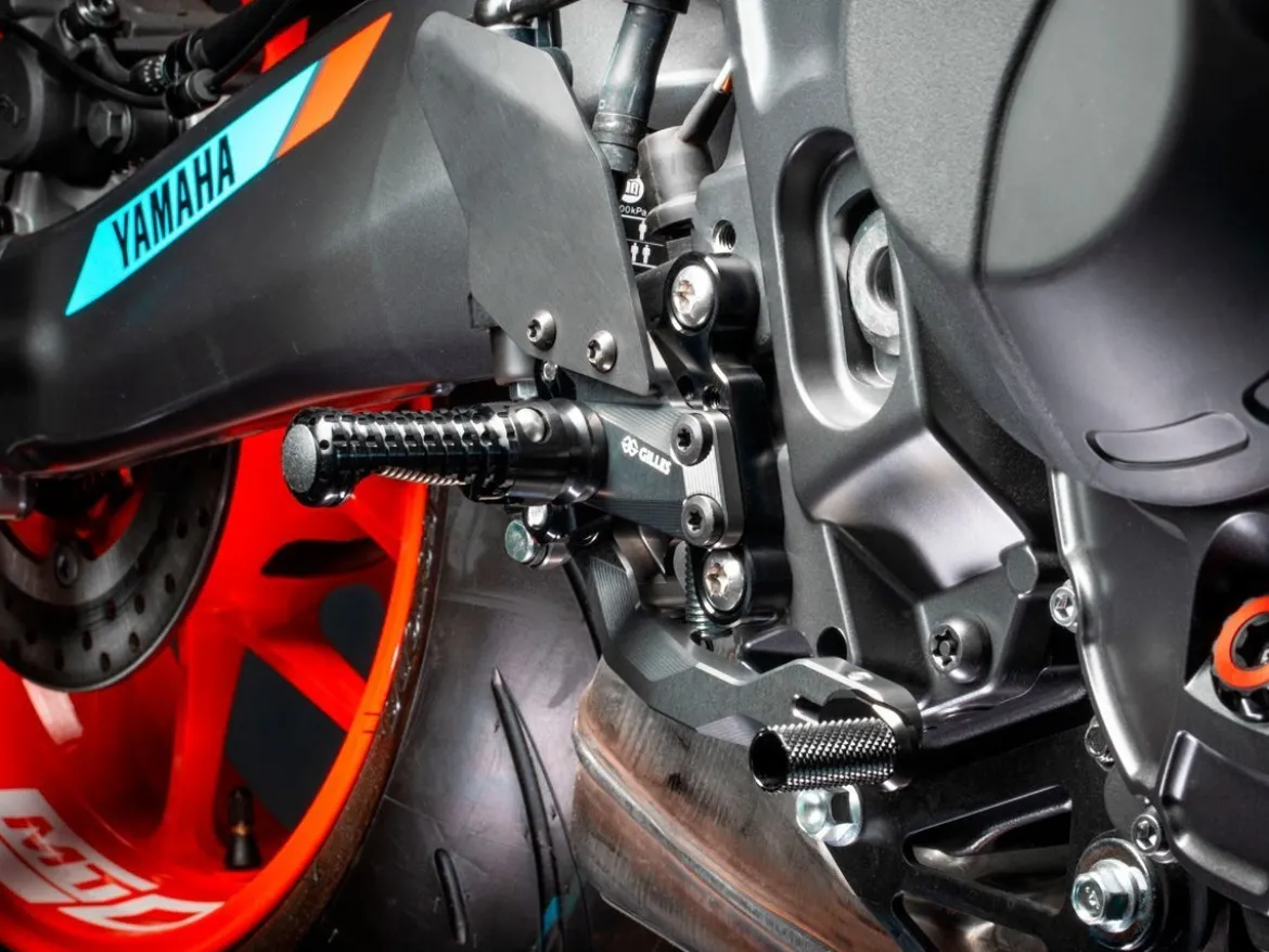 PEDANE REGOLABILI NERE GILLES TOOLING YAMAHA MT-09 2021-2023