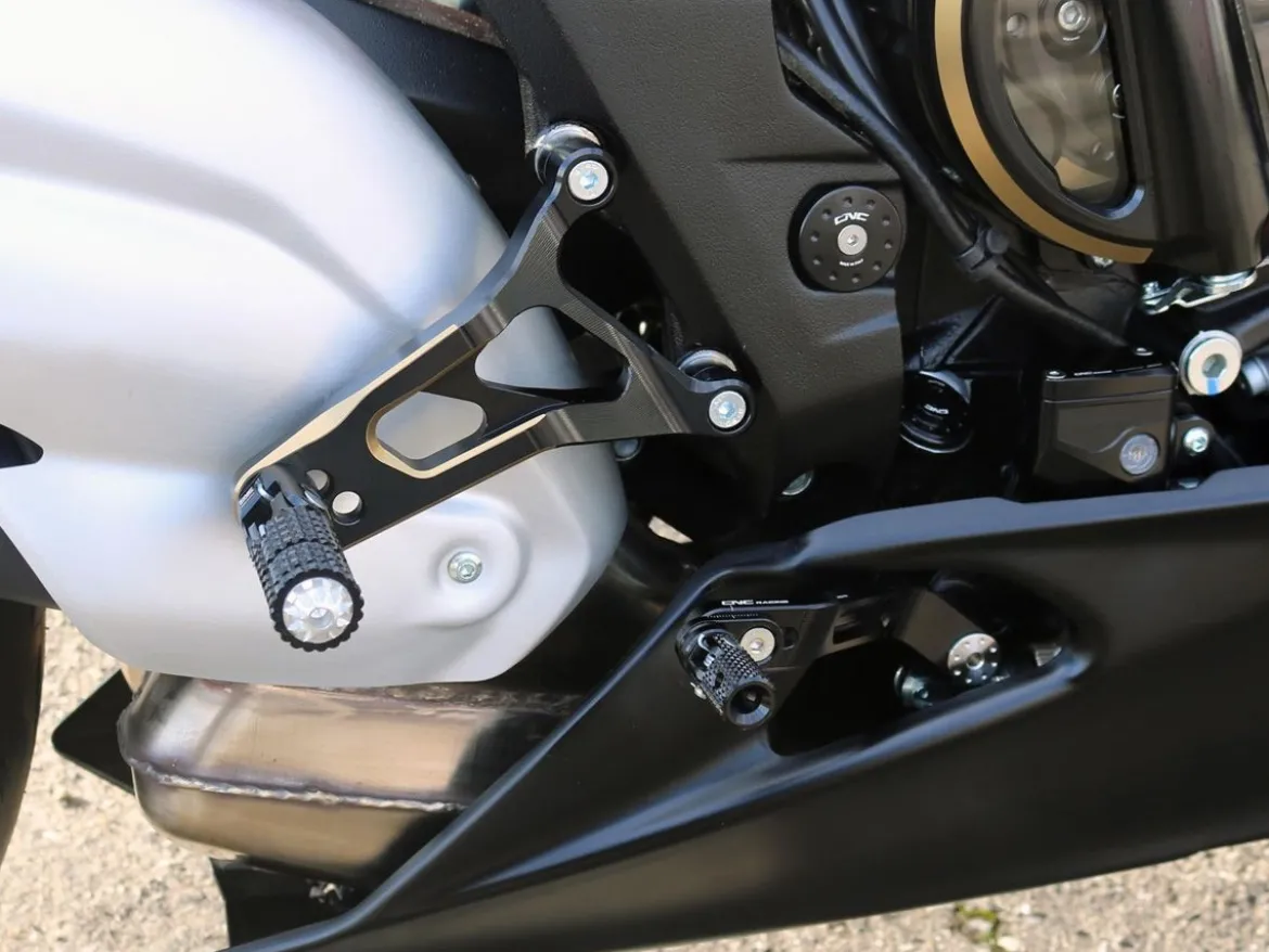 PEDANE REGOLABILI NERO/ORO CNC RACING MV AGUSTA SUPERVELOCE 800 / S / S.ORO 2020-2023