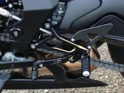 PEDANE REGOLABILI NERO/ORO CNC RACING MV AGUSTA F3 800 / R / RC / RR / ROSSO 2017-2023