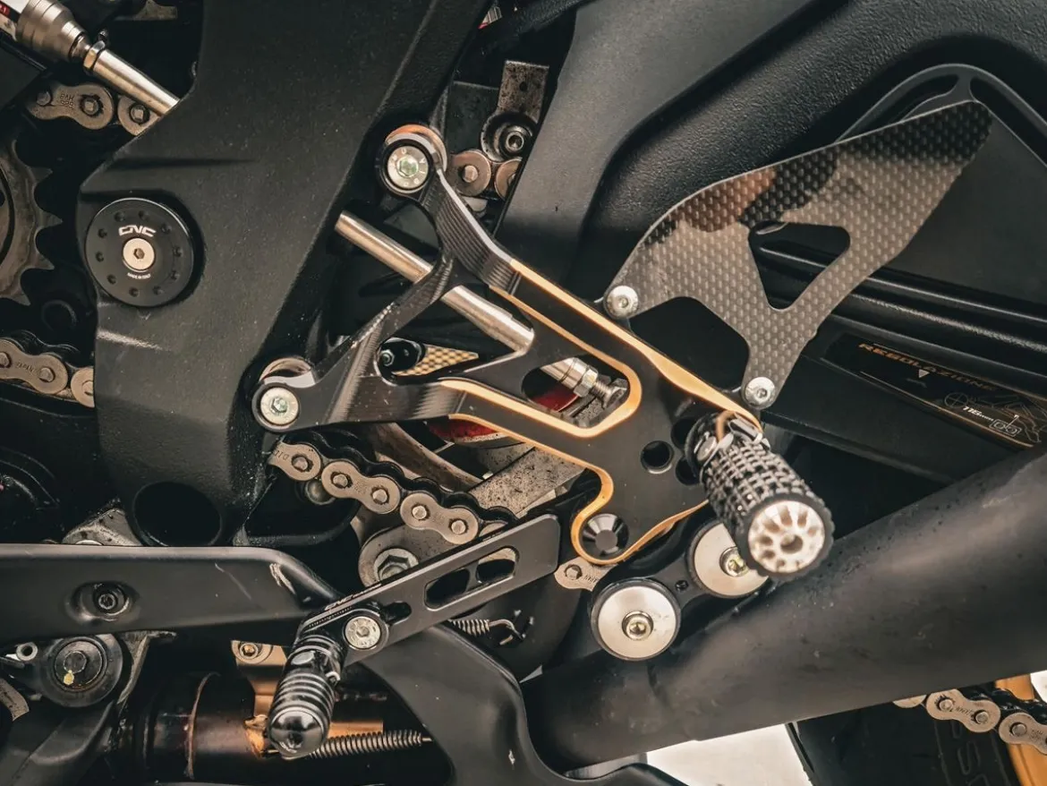 PEDANE REGOLABILI NERO/ORO CNC RACING MV AGUSTA SUPERVELOCE 800 / S / S.ORO 2020-2023