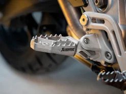 SET PEDANE TITANIO AKRAPOVIC TRIUMPH TIGER 800 XC / XR / 2011-2020