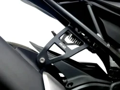 STAFFA SUPPORTO SCARICO + PIASTRA COPRIFORI PEDANE R&G HONDA CB 1000 HORNET / SP 2025