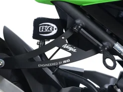 STAFFA SUPPORTO SCARICO + PIASTRA FORI PEDANE POSTERIORI R&G KAWASAKI NINJA 250 2018-2025
